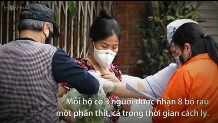 Phát thực phẩm miễn phí cho dân phố Trúc Bạch