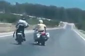 Màn rượt đuổi thót tim giữa cảnh sát giao thông với nam thanh niên cầm đao đi xe máy không đội mũ bảo hiểm