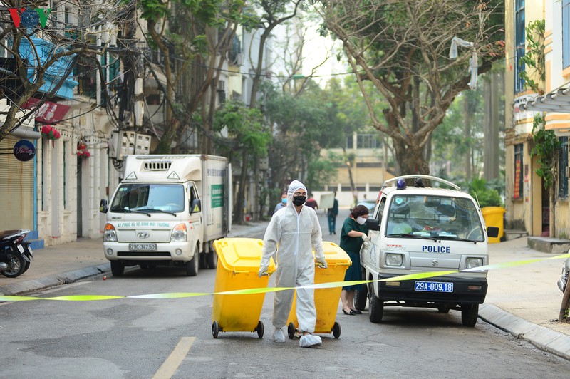 Hà Nội thu gom chất thải tại khu cách ly phố Trúc Bạch