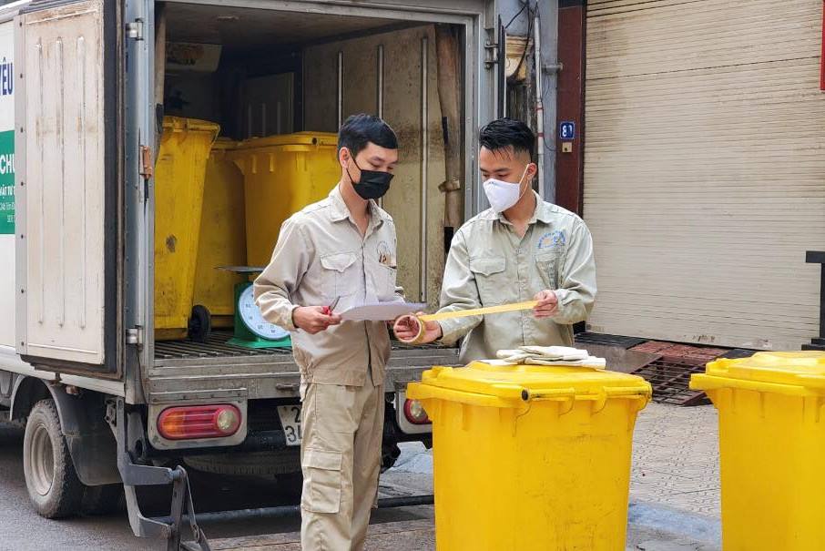 Rác thải của phố Trúc Bạch được khử khuẩn, phân loại nghiêm ngặt trong những ngày cách ly dịch Covid-19