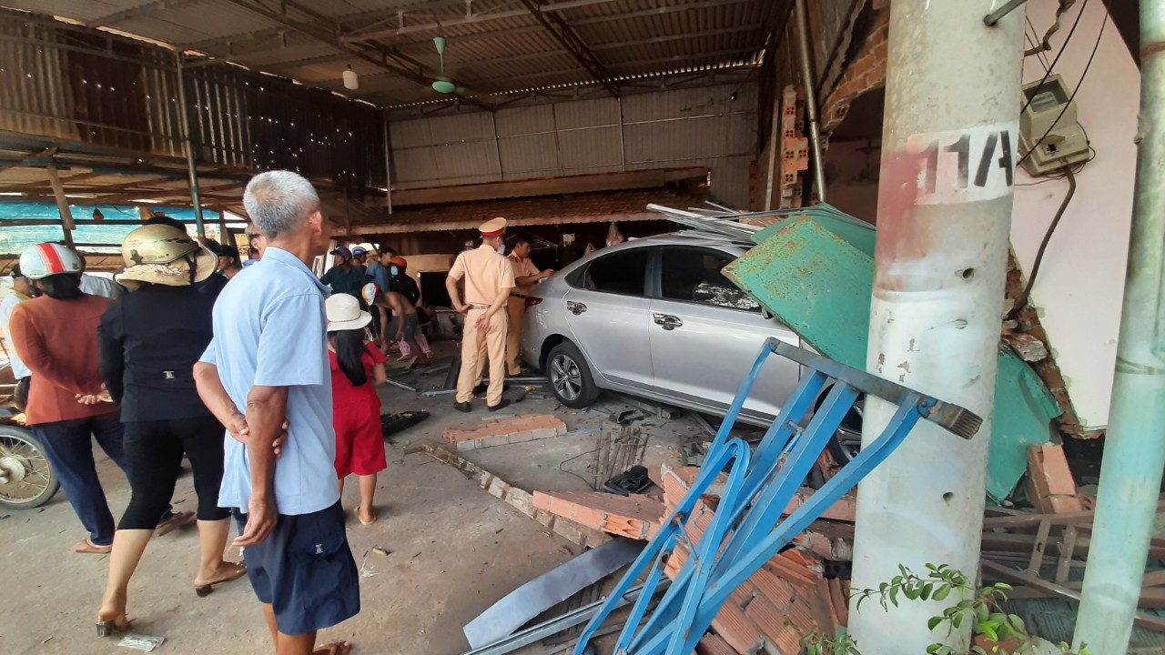 Tài xế thoát chết sau cú tông thần sầu do ngủ gật