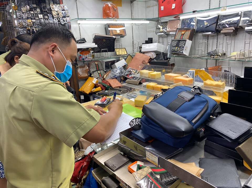 Thu giữ hàng nghìn sản phẩm có dấu hiệu giả mạo nhãn hiệu nổi tiếng