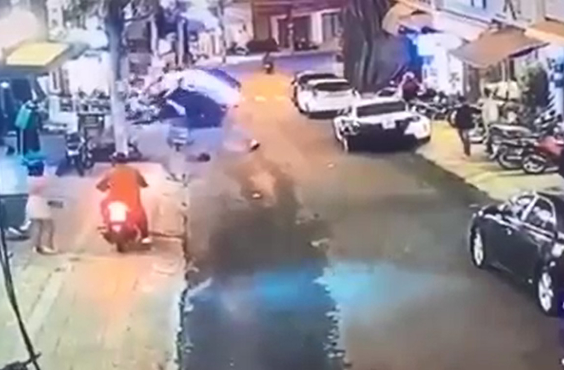 Ô tô tự trôi xuống dốc, “nghiến” hàng loạt ô tô, xe máy