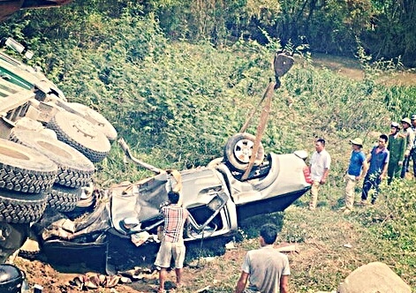 Sau va chạm 2 xe ô tô lật ngược, 3 người nguy kịch