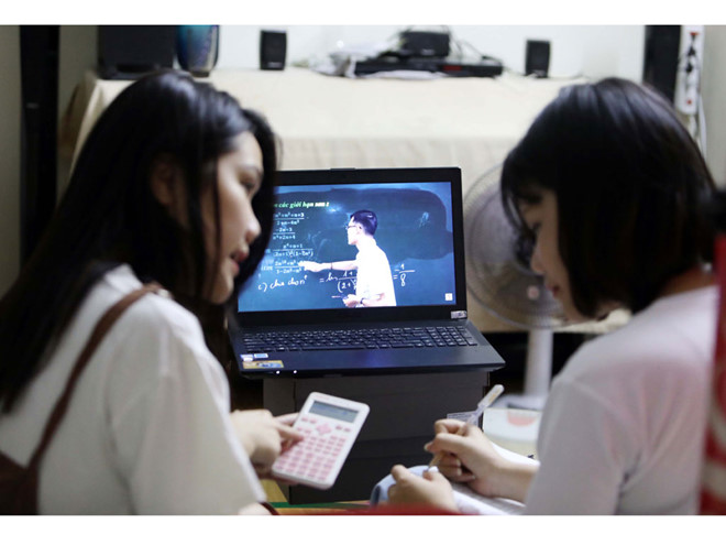 Thực hiện học trực tuyến, giảm nhẹ chương trình, rút ngắn thời gian học
