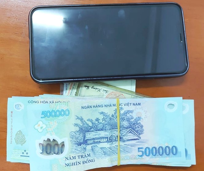 Tạm giữ hình sự nhân viên y tế quay clip nóng “tống tình” cô gái