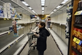 Hình ảnh kệ hàng siêu thị trống trơn tại nhiều nước vì dịch