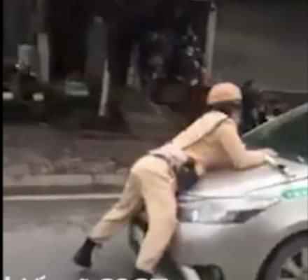Tài xế taxi hất Trung uý CSGT lên nắp ca pô