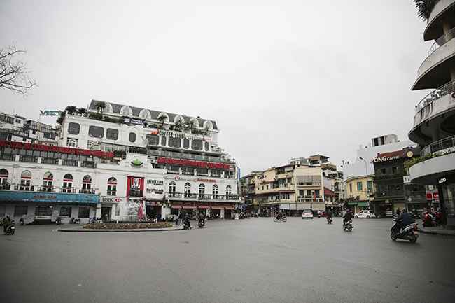 Covid-19 Hà Nội vắng vẻ sau khuyến cáo hạn chế ra đường