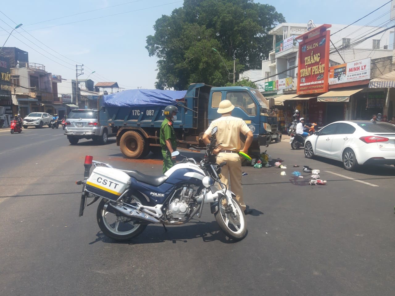 Va chạm kinh hoàng trên đường phố, 1 người phụ nữ tử vong