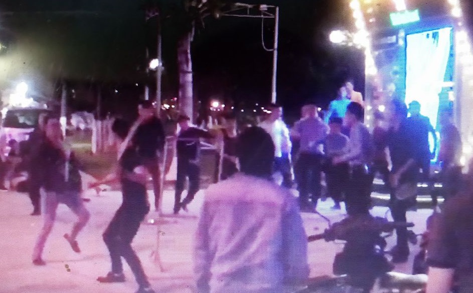 Hàng chục nam tuổi teen lao vào hỗn chiến, 1 người bị đâm mù mắt