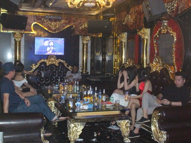 Hải Phòng Bất chấp lệnh tạm dừng, vẫn điều “chân dài” phục vụ khách hát