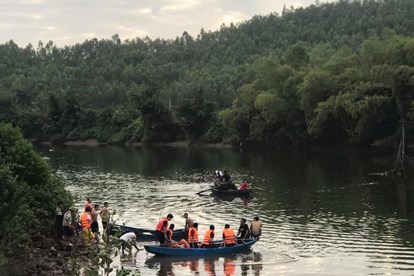 Theo cha lên rẫy tưới cà phê, 2 con đuối nước thương tâm