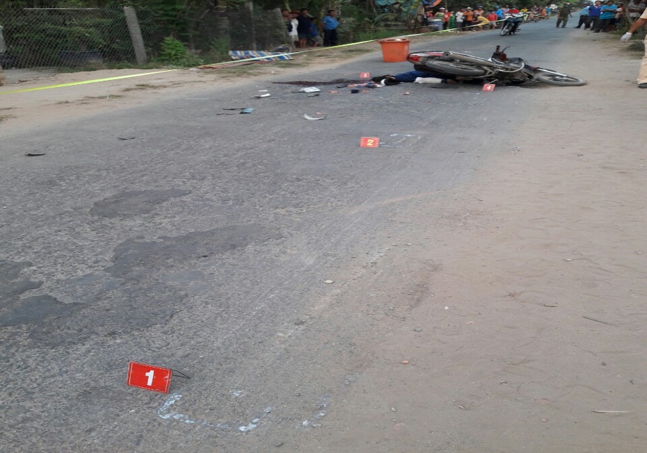 Nhậu say điều khiển xe máy, người đàn ông tự ngã bị xe tải cán tử vong