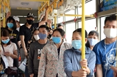 Xe bus Hà Nội vẫn đông, nguy cơ cao lây nhiễm chéo Covid-19