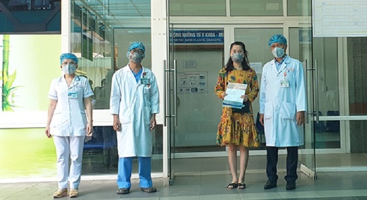 3 bệnh nhân Covid-19 phấn khởi xuất viện