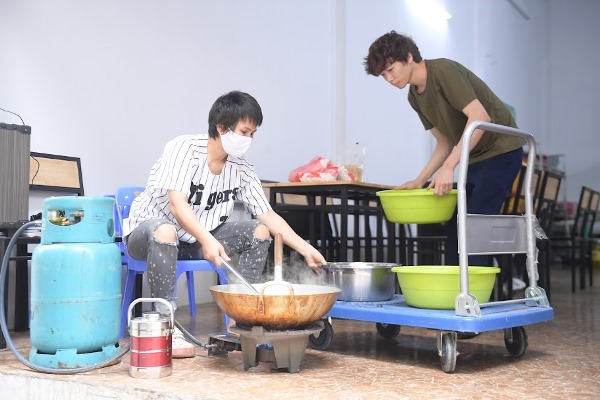 Xúc động hàng trăm suất cơm, chè dành tặng bác sĩ nơi tuyến đầu chống dịch Covid-19