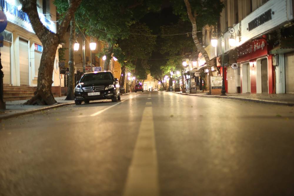 Hình ảnh phố xá Hà Nội vắng vẻ, đìu hiu