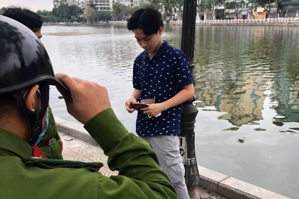 Công an phường Trúc Bạch xử phạt 3 trường hợp không đeo khẩu trang tại nơi công cộng