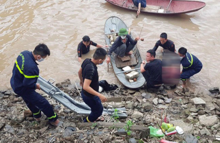 Đang đứng với bạn trai, bất ngờ nhẩy cầu tự vẫn