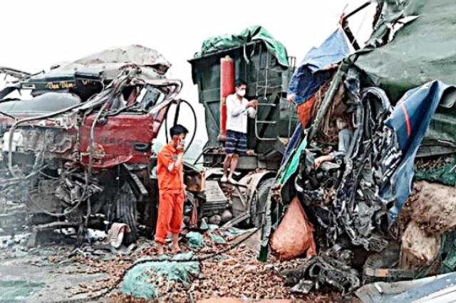 Ô tô ‘đối đầu’, 2 người tử vong