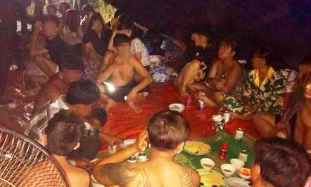 Bất chấp lệnh cấm , chủ cơ sở massage tổ chức cho 25 người ăn nhậu tưng bừng