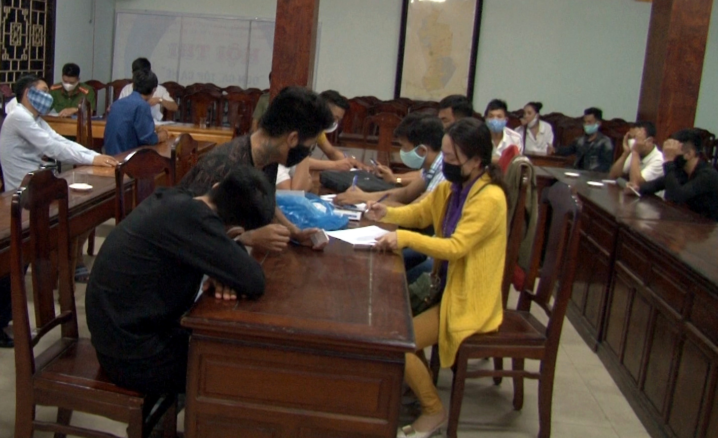 Nhóm thanh niên thác loạn trong quán karaoke ở cố đô Huế giữa đại dịch COVID-19