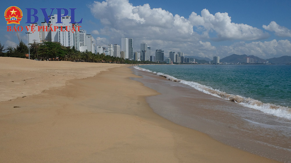 Biển Nha Trang lần đầu tiên không một bóng người sau lệnh cách ly xã hội