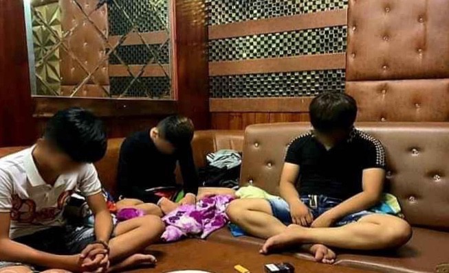 Nhân viên quán karaoke tụ tập sử dụng ma túy giữa mùa dịch COVID-19