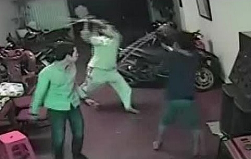 Bịt mặt xông vào nhà con nợ chém dã man nạn nhân