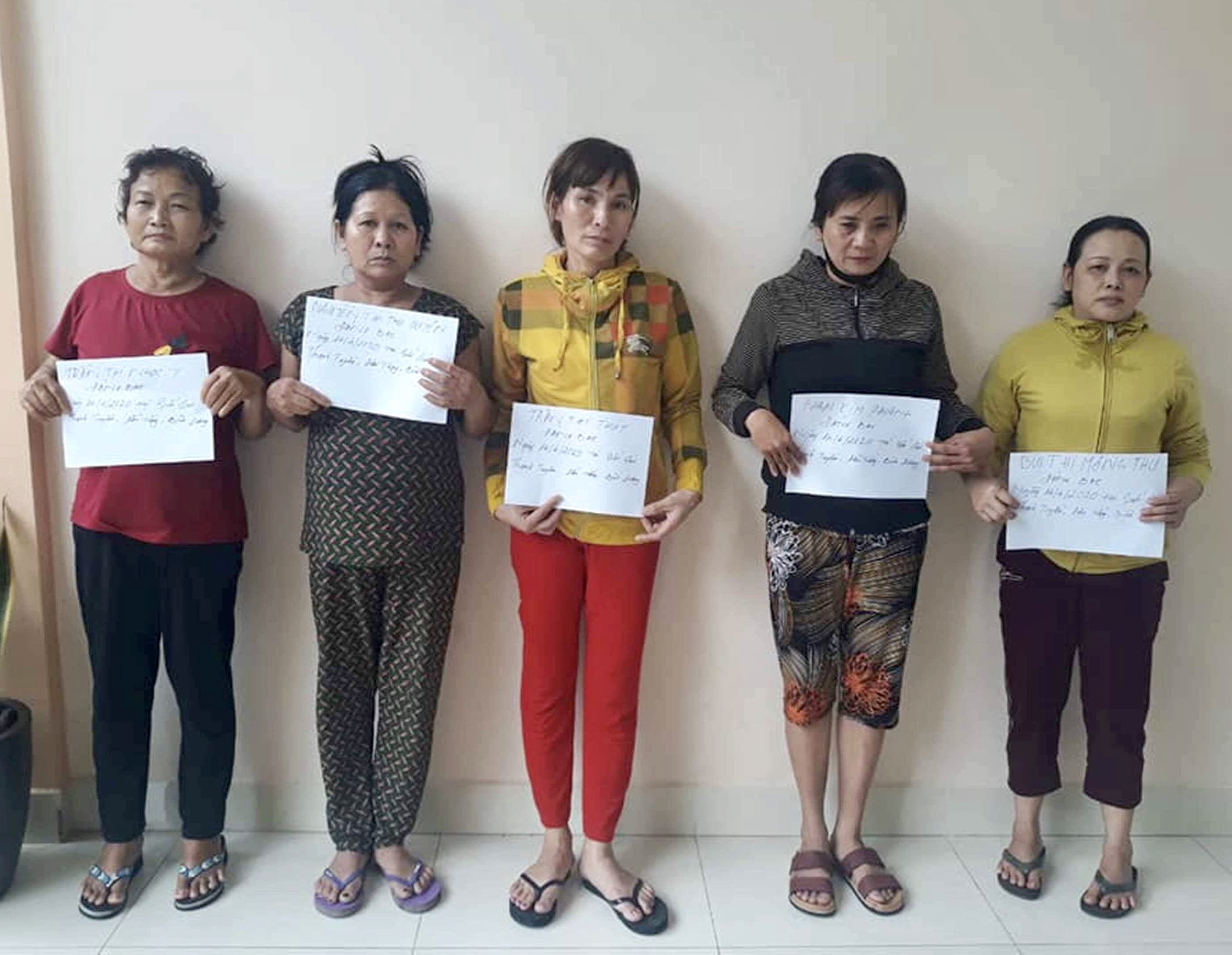 Nhóm quý bà tụ tập đánh bạc mùa dịch COVID-19