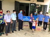 VKSND tỉnh Hòa Bình tặng quà hỗ trợ gia đình khó khăn do ảnh hưởng dịch COVID-19