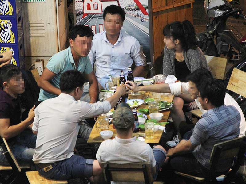 Cán bộ, công chức, viên chức ăn nhậu trong mùa dịch sẽ bị xử lý như thế nào