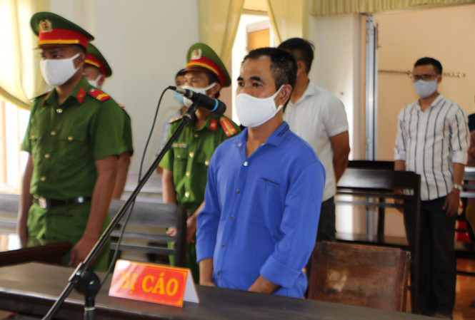 Chủ quán cà phê vác mã tấu đuổi chém tổ công tác COVID-19 lĩnh 18 tháng tù