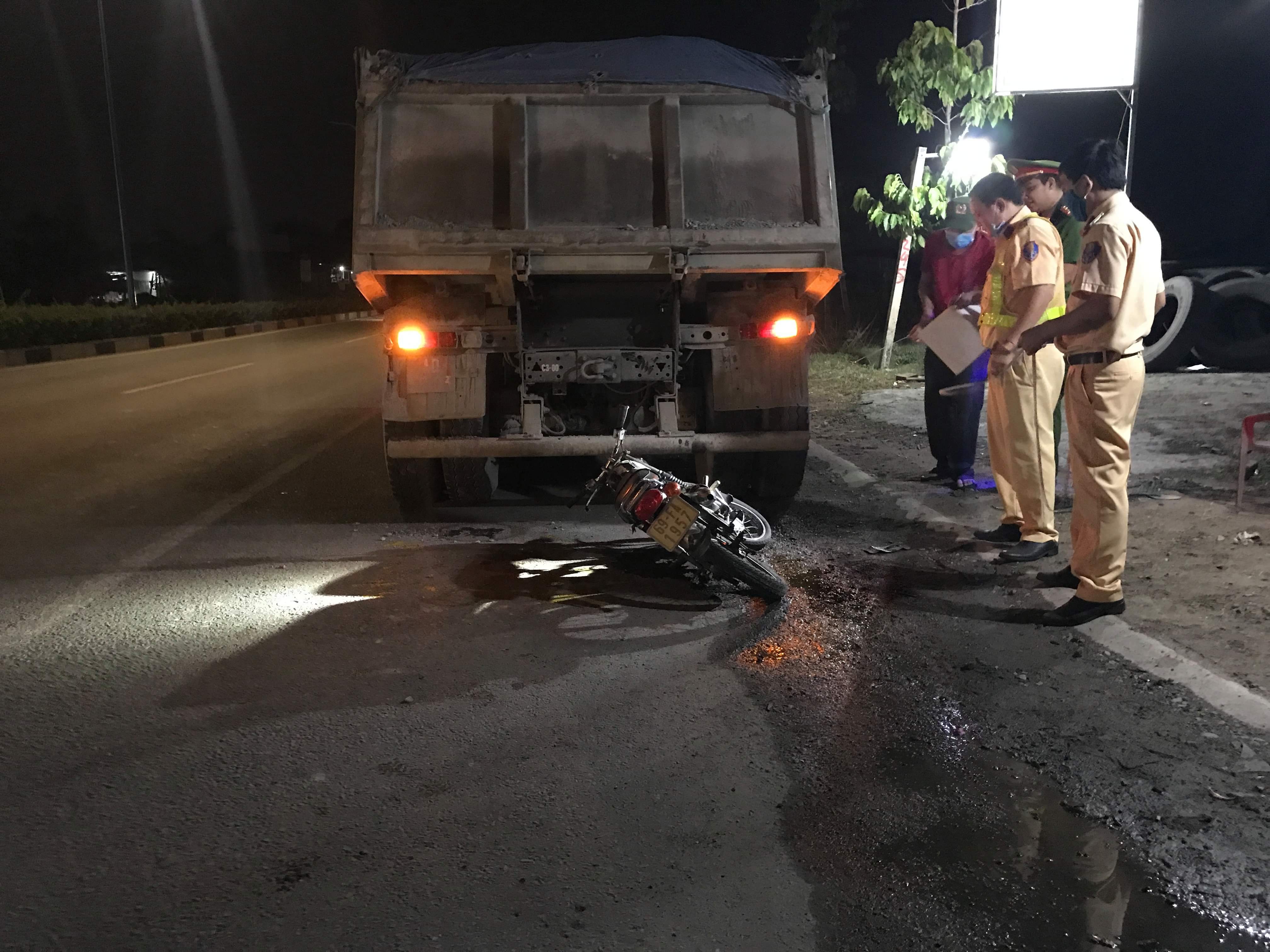 Xe máy tông xe ben của quân đội, một người chết