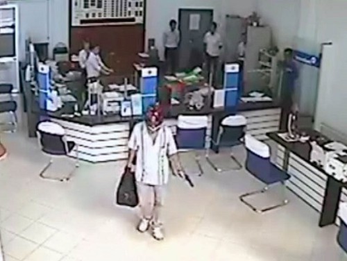 Tên cướp nổ súng tại một ngân hàng ở Hà Nội ra đầu thú