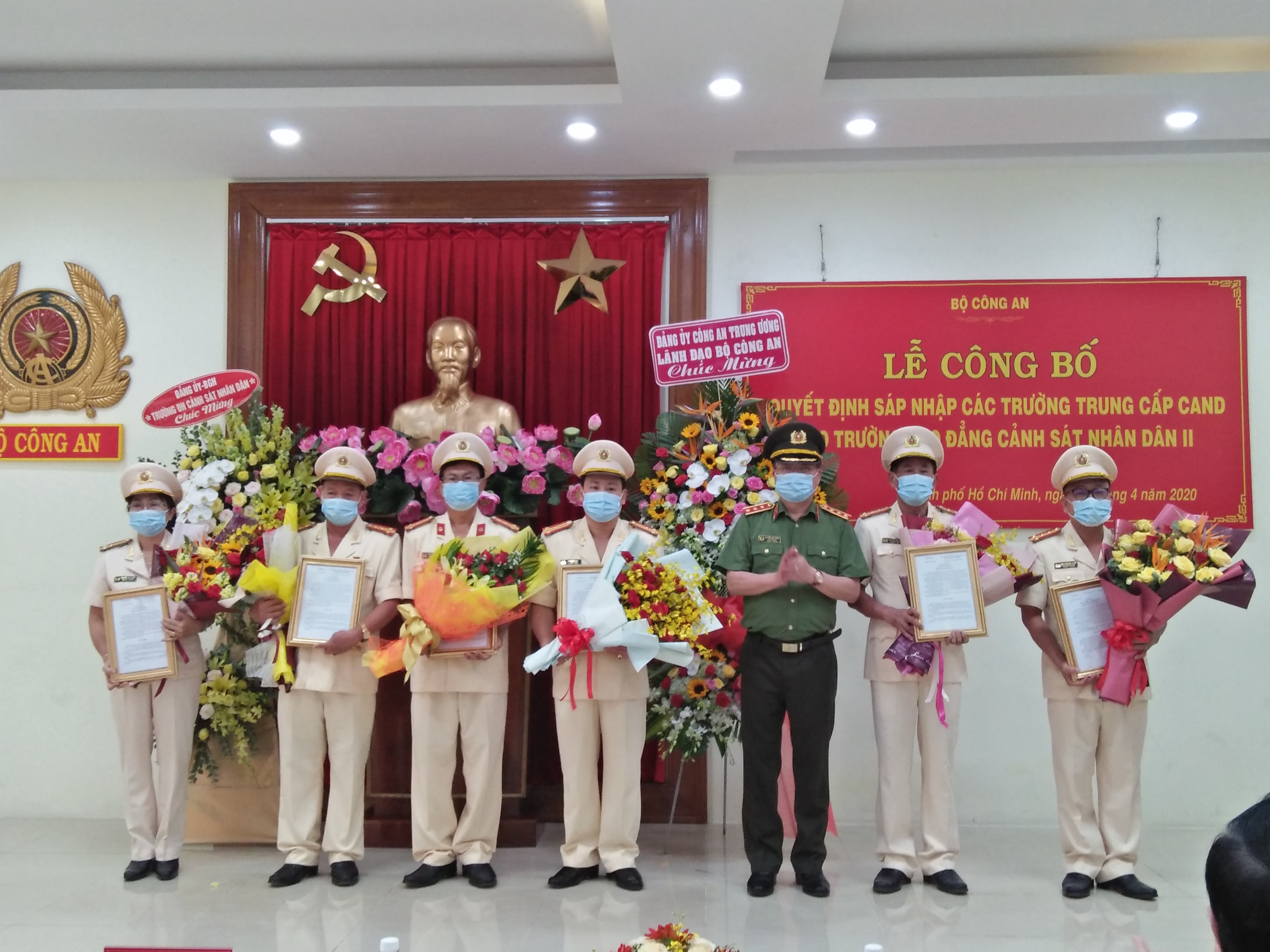 Công bố quyết định sáp nhập các trường trung cấp vào Trường Cao đẳng Cảnh sát Công bố quyết định sáp nhập các trường trung cấp vào Trường Cao đẳng Cảnh sát