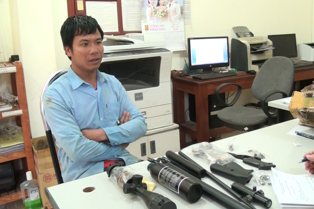 Bắt giữ đối tượng tàng trữ, mua bán súng trái phép