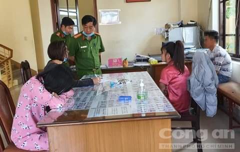 Bà mẹ tuổi teen bế theo con nhỏ 5 tháng tuổi vào khách sạn chơi ma túy