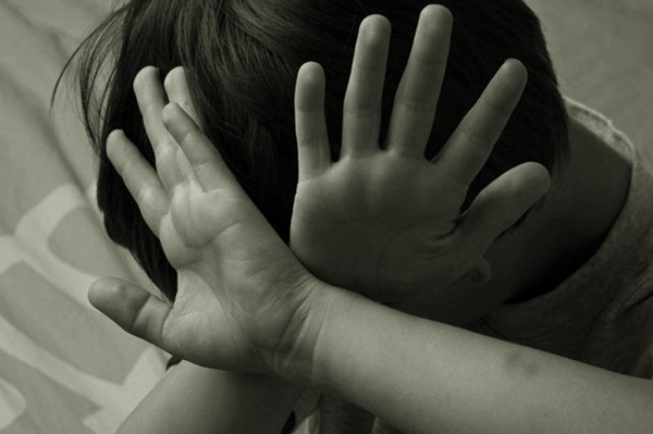 Bác sĩ mua trinh bé gái bị tuyên án 57 tháng tù