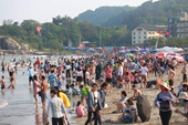 Bãi biển Sầm Sơn đông nghịt người trong ngày đầu nghỉ lễ