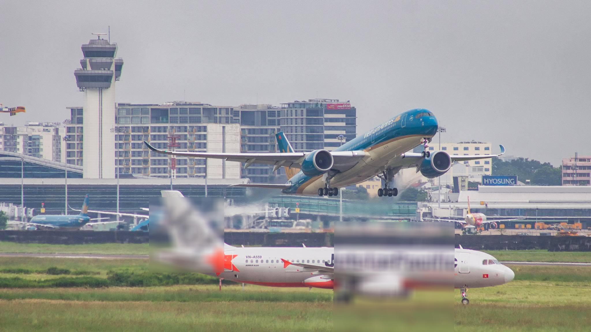 Việt Nam đưa gần 300 công dân tại Canada về nước