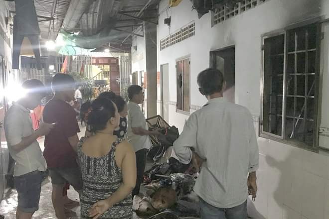 Xông vào nhà trọ, tưới xăng đốt vợ cũ