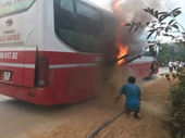 Xe khách bất ngờ bốc cháy hơn 20 hành khách tán loạn bỏ chạy