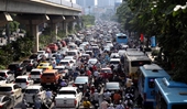Lưu lượng tham gia giao thông ở Hà Nội tăng cao, nhiều nơi ùn tắc