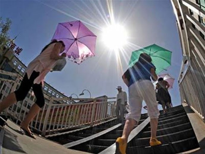Nắng nóng gay gắt bao trùm Bắc và Trung Bộ, tia UV vượt ngưỡng an toàn