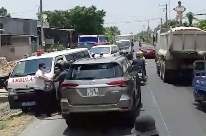 Xử phạt tài xế cản trở xe cấp cứu đang chở bệnh nhân