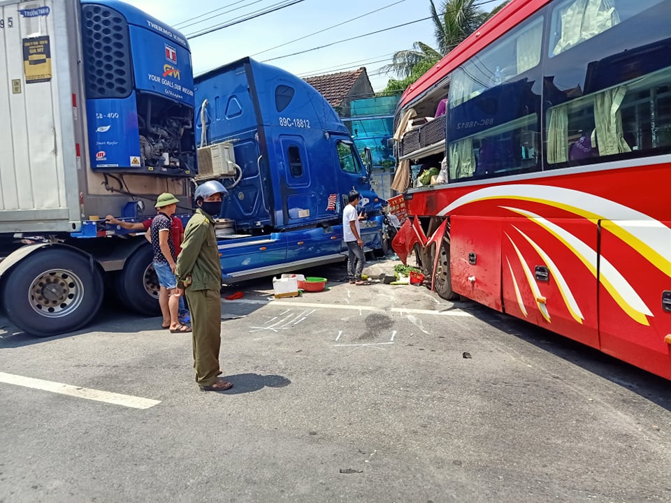 Người phụ nữ về thăm quê chết oan ức khi Container đối đầu xe khách