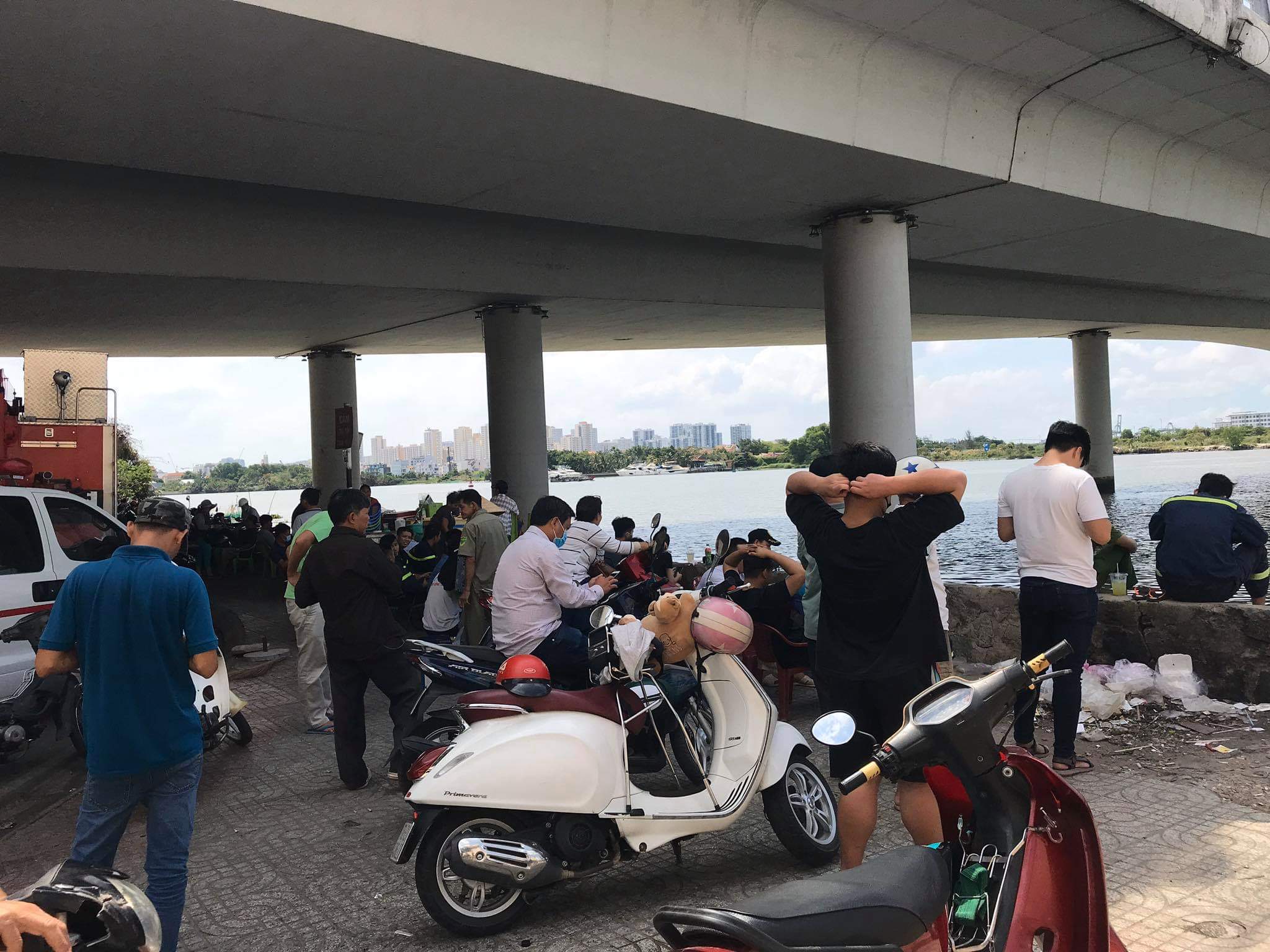 Nam thanh niên để lại áo quần, nhảy cầu Thủ Thiêm tự tử