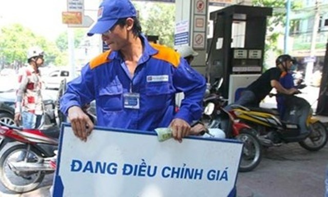 Giá xăng tăng trở lại sau 8 lần giảm liên tiếp